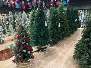 XMAS TREE 6 FT 748 TIPS PE & PVC MIXED - 110-1400216