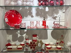 2 CERAMIC BOWL WITH DECAL DIA8.5X4
1 BAMBOO TRAY 25X9.5
COLO - 180-2000073